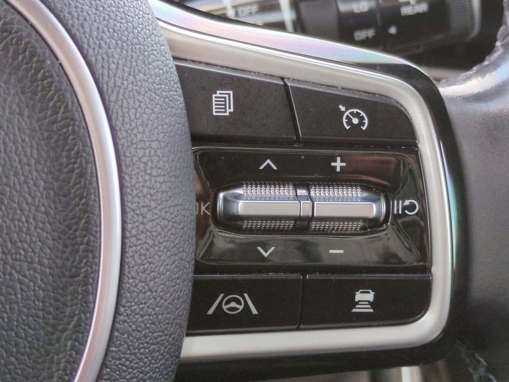 Used 2023 Kia Carnival SX Prestige image 27