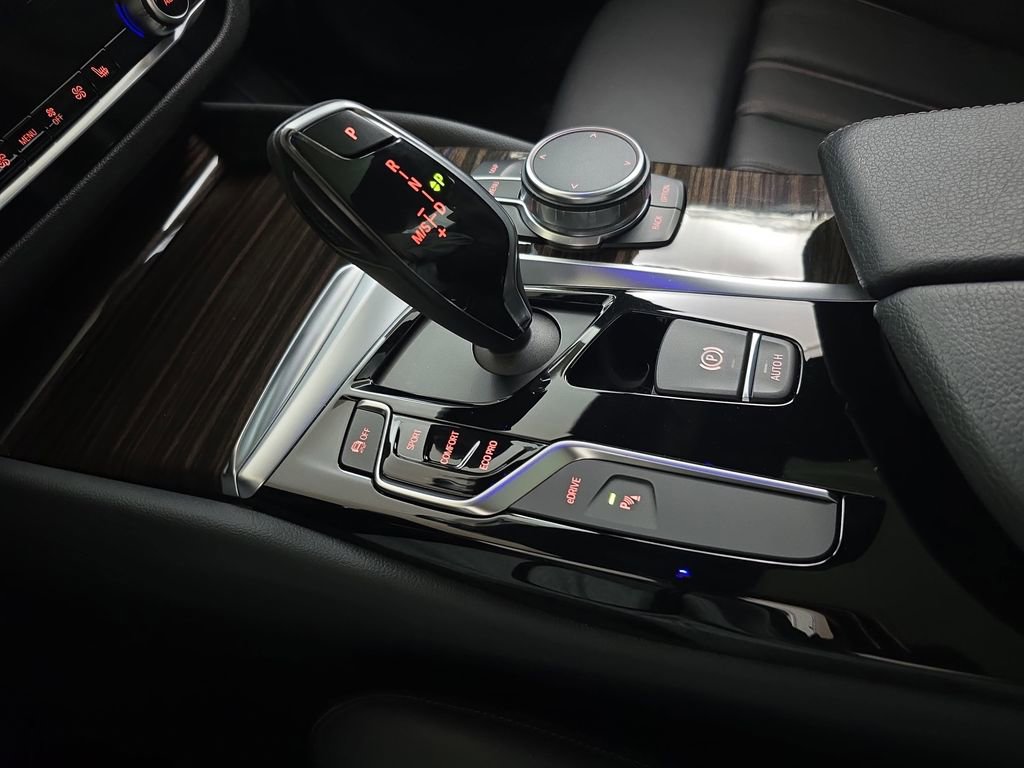 Used 2018 BMW 530e xDrive image 25