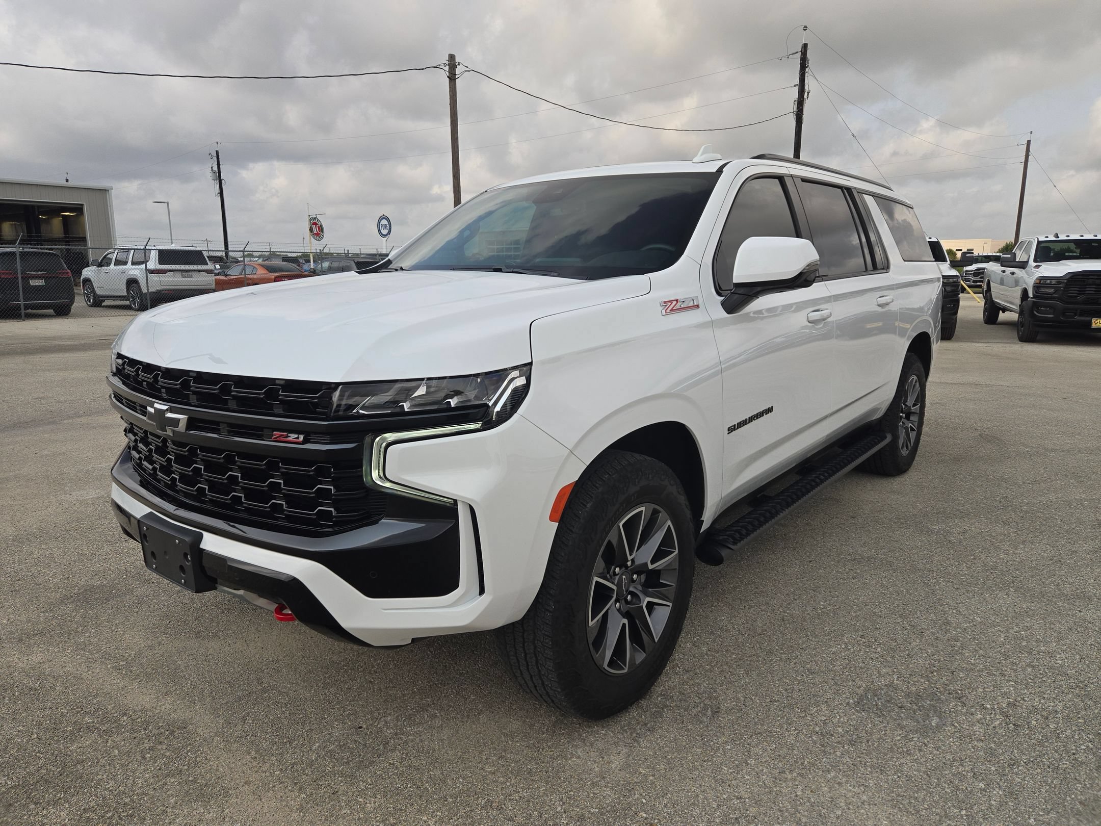 Used 2023 Chevrolet Suburban Z71 w/ Luxury Package AWD/4WD image 7