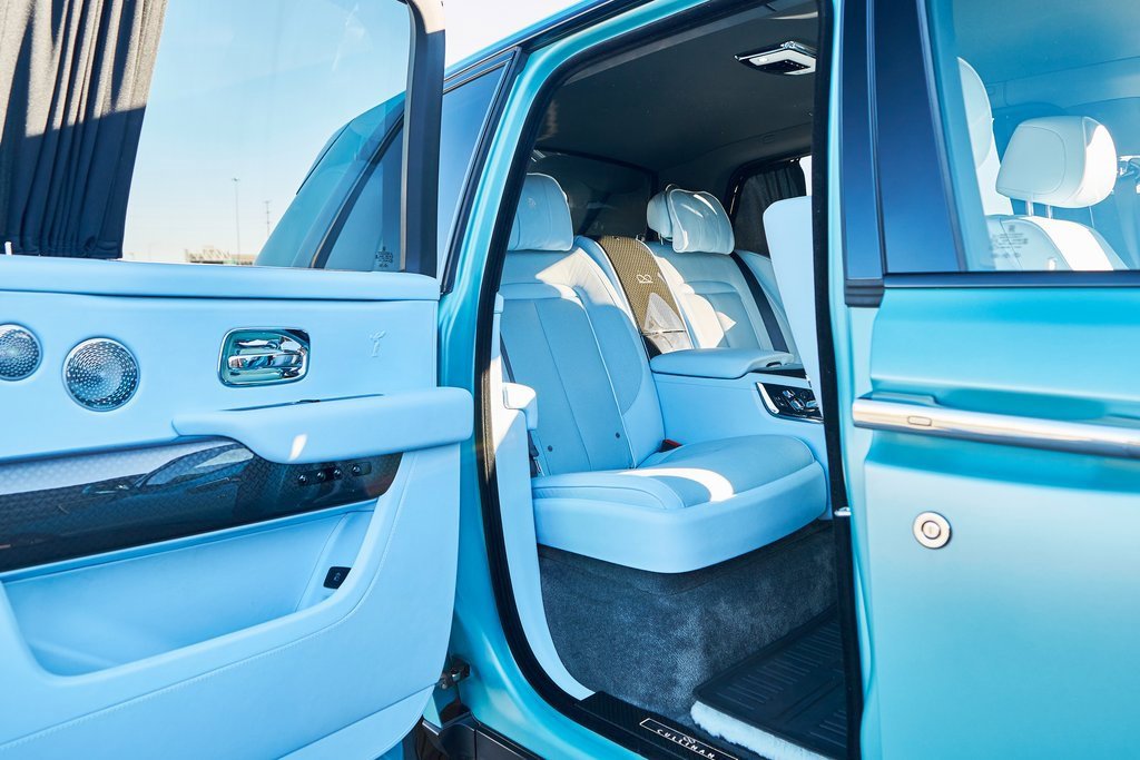 Used 2022 Rolls-Royce Cullinan Black Badge w/ Dark Exterior Package image 19