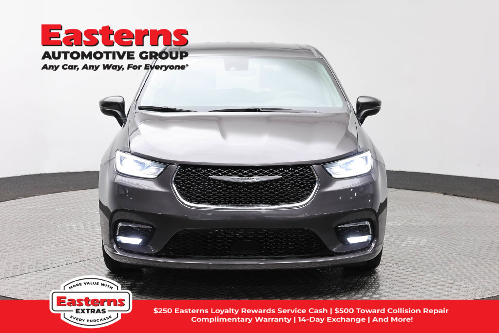Used 2023 Chrysler Pacifica Touring-L FWD image 3