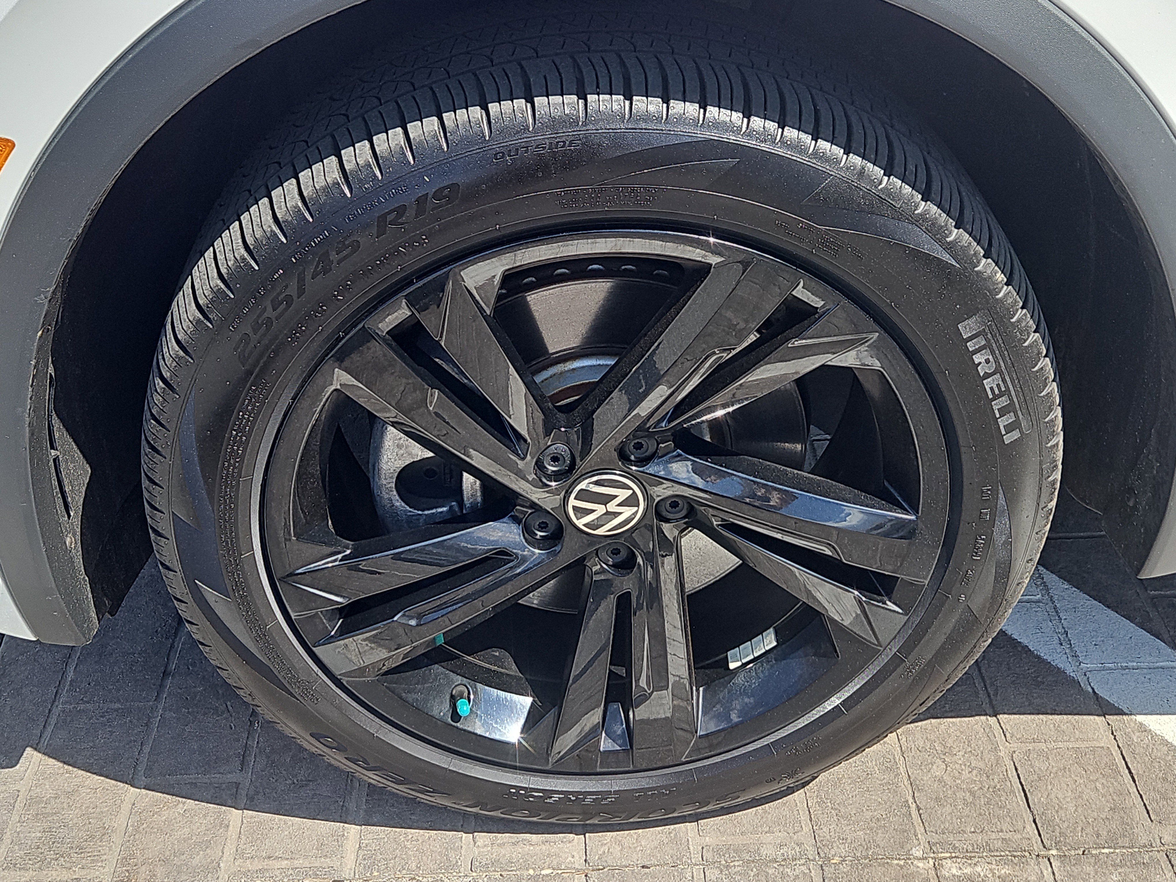 Used 2023 Volkswagen Tiguan SE R-Line image 4