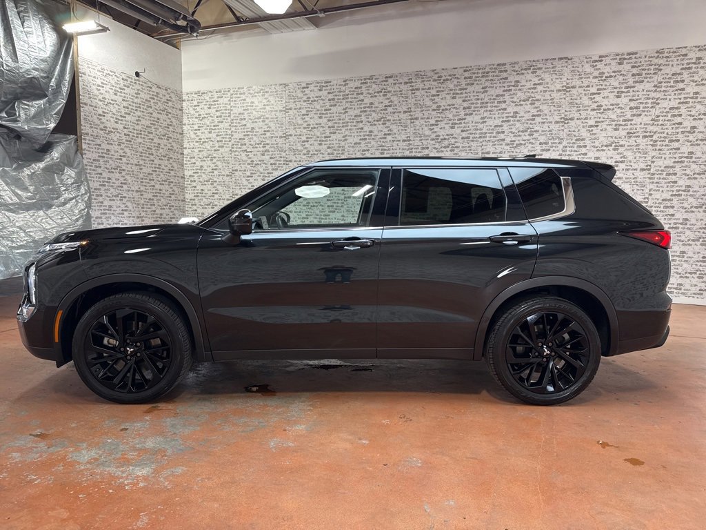 Used 2023 Mitsubishi Outlander SE Black Edition image 4