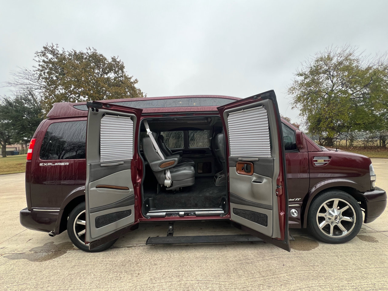 Used 2017 Chevrolet Express 2500 image 1