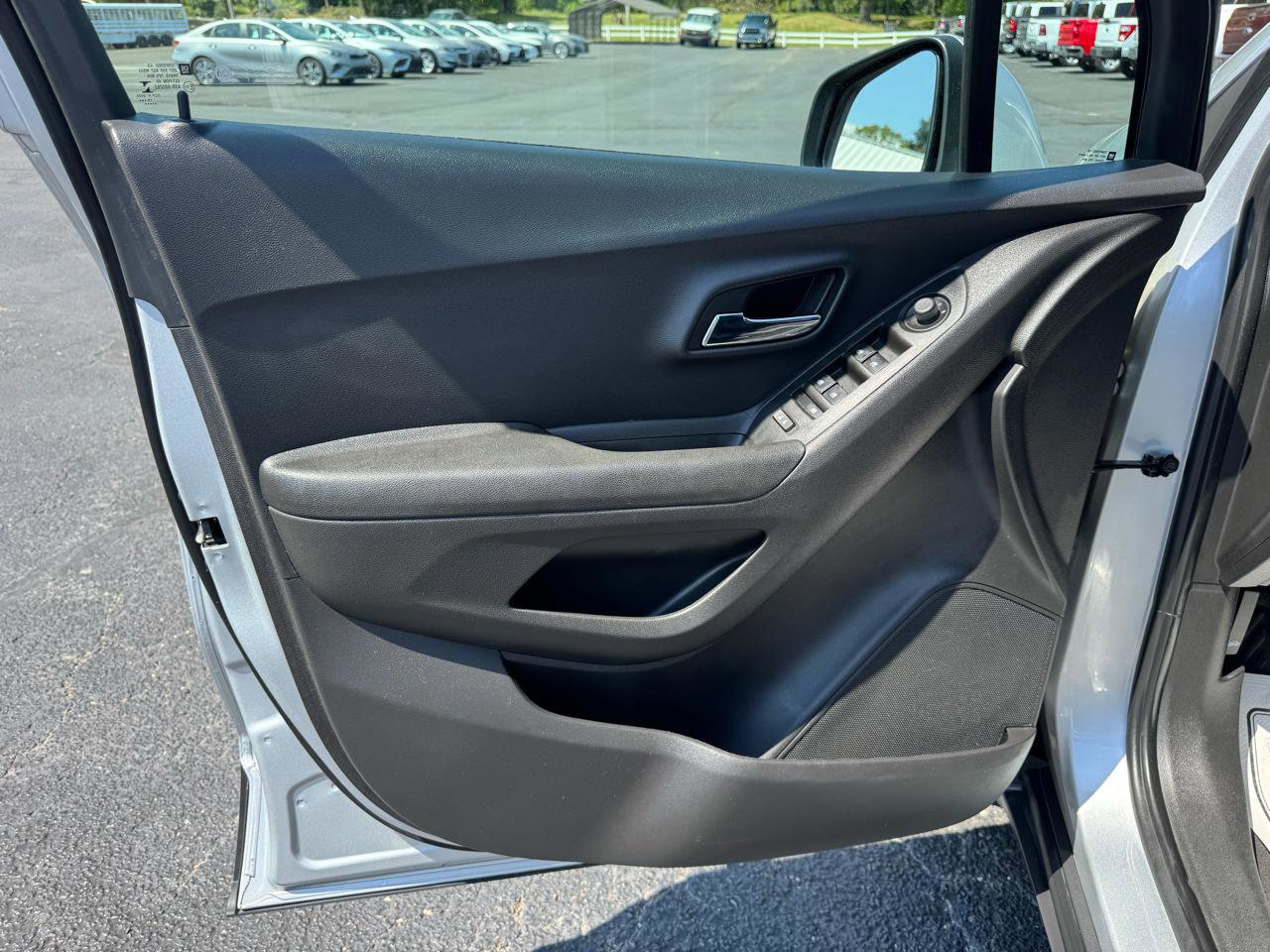 Used 2020 Chevrolet Trax LT w/ LT Convenience Package image 12