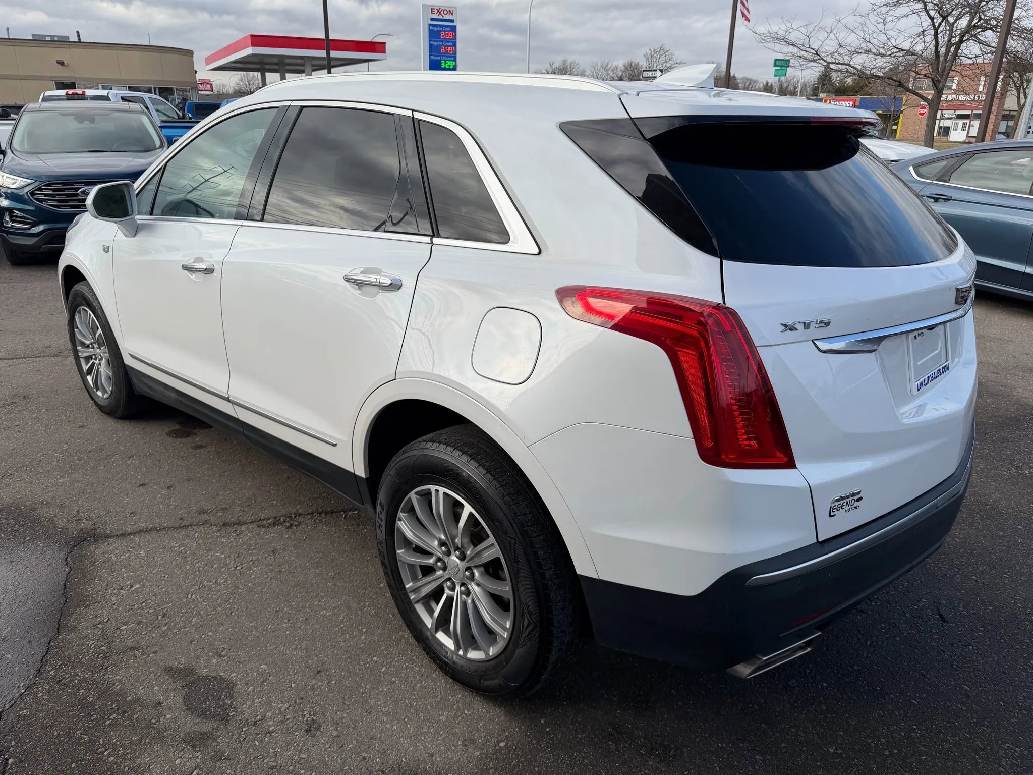 Used 2017 Cadillac XT5 Luxury w/ Driver Awareness Package image 3