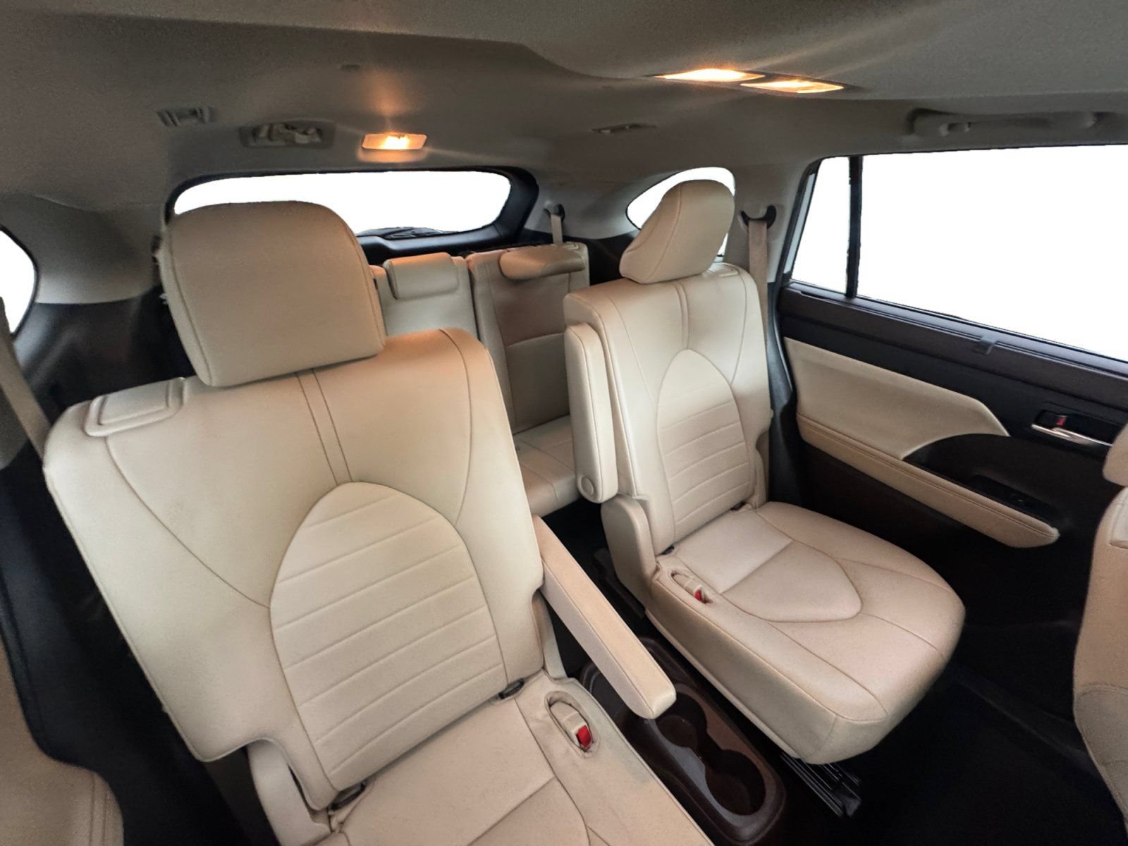 Used 2022 Toyota Highlander XLE FWD image 16