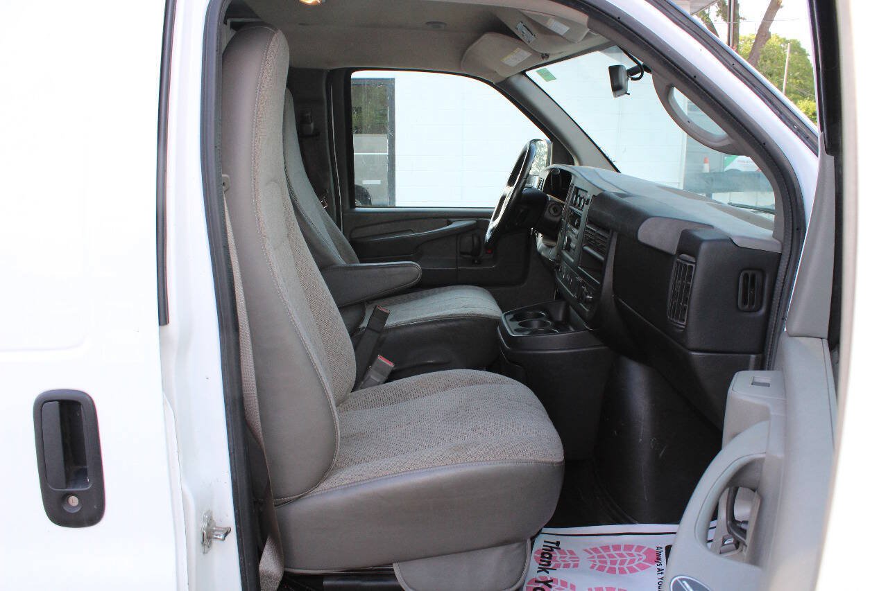 Used 2015 Chevrolet Express 3500 RWD image 16