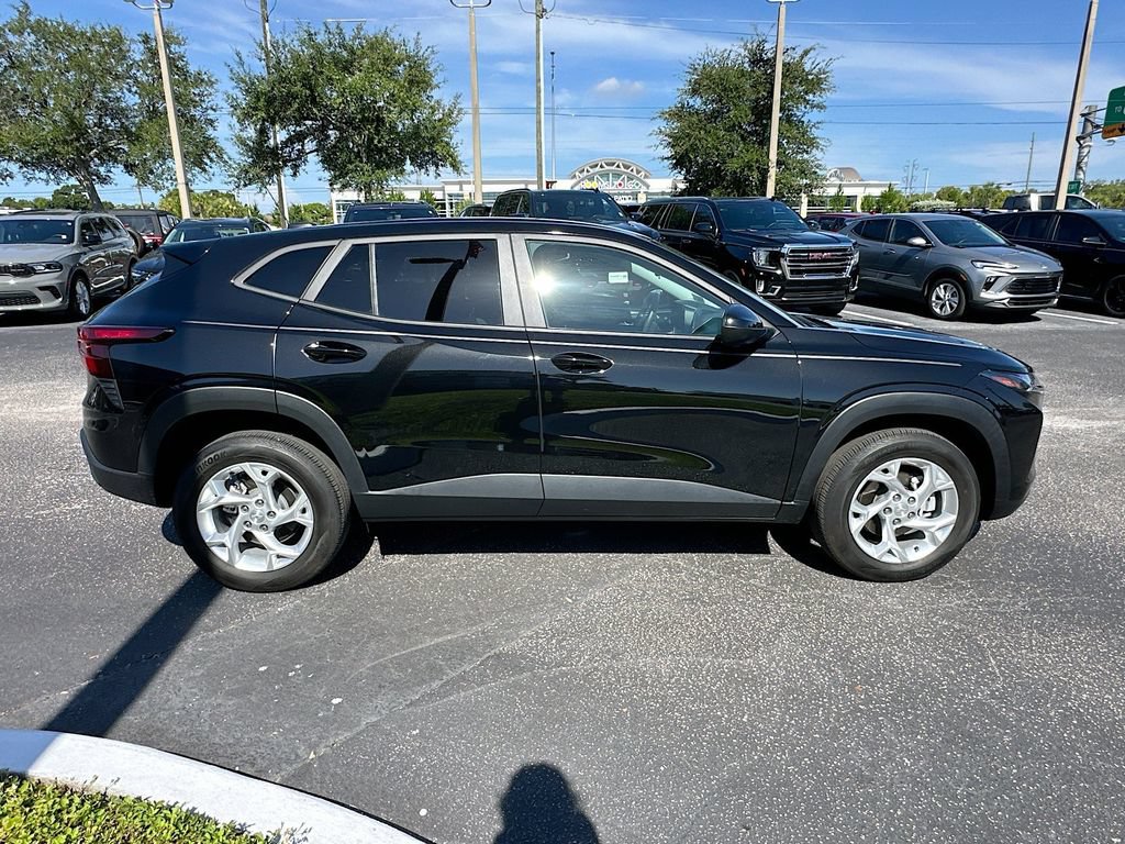Used 2024 Chevrolet Trax LS w/ LS Convenience Package FWD image 4