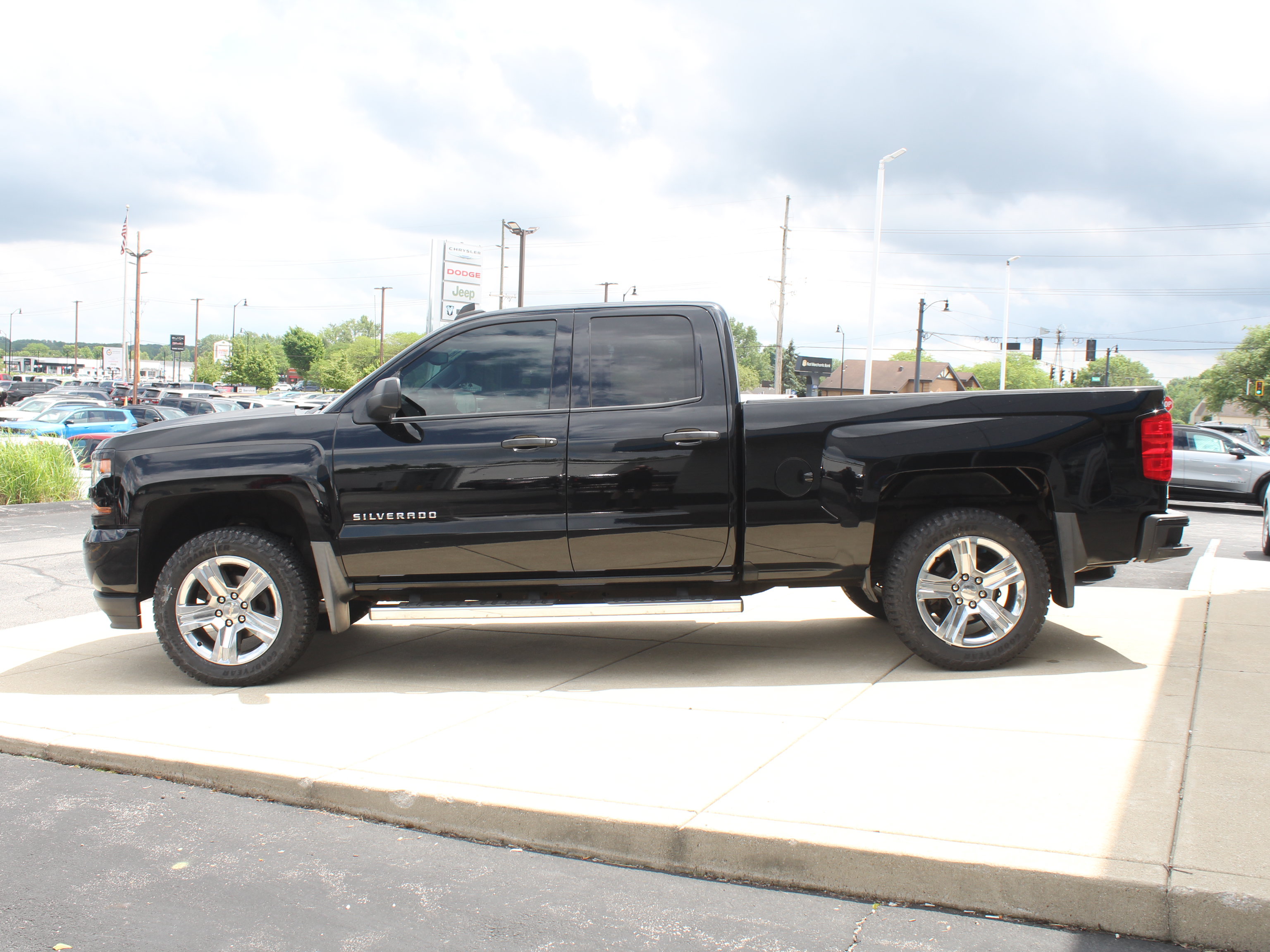 Used 2018 Chevrolet Silverado 1500 Custom w/ Custom Convenience Package AWD/4WD image 7