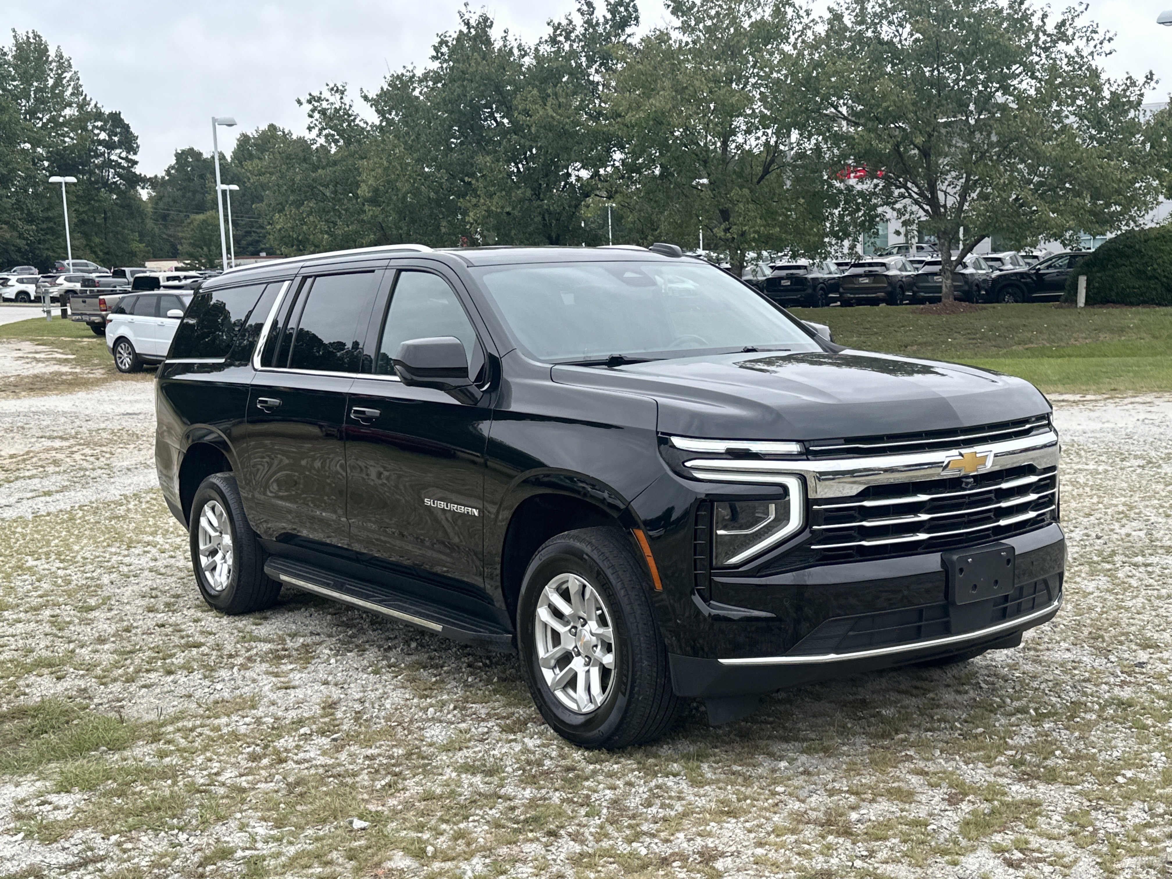 Used 2025 Chevrolet Suburban LT AWD/4WD image 3