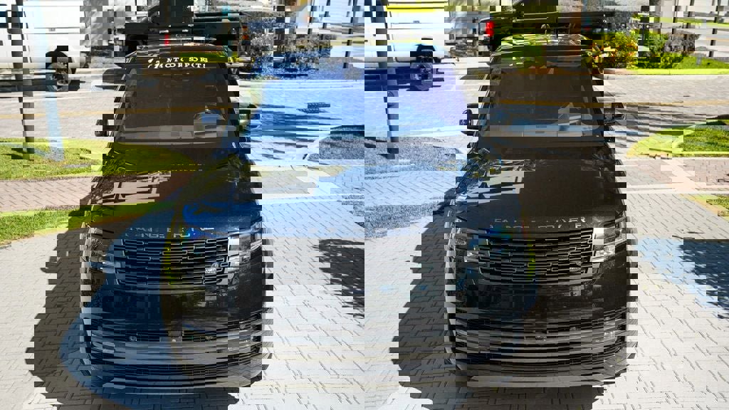 Used 2023 Land Rover Range Rover Long Wheelbase Autobiography image 3