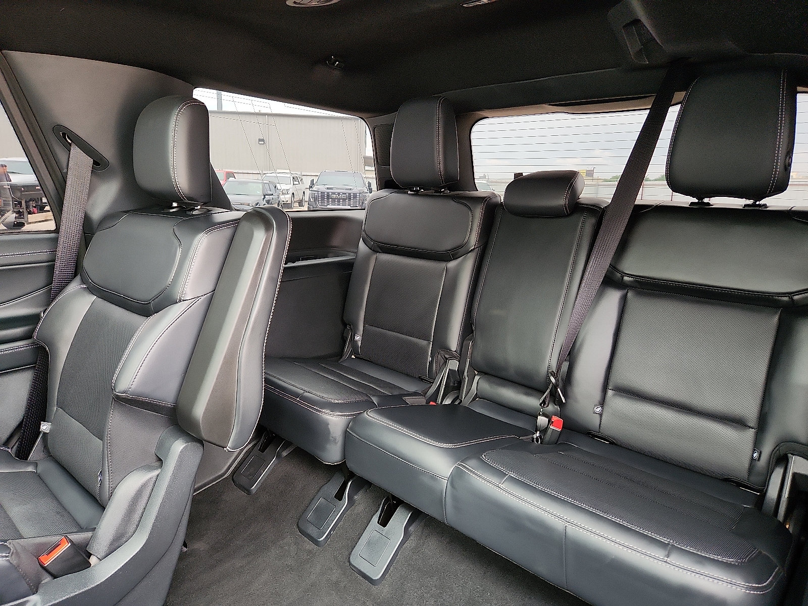Used 2026 Ford Expedition Platinum w/ Stealth Appearance Package AWD/4WD image 9