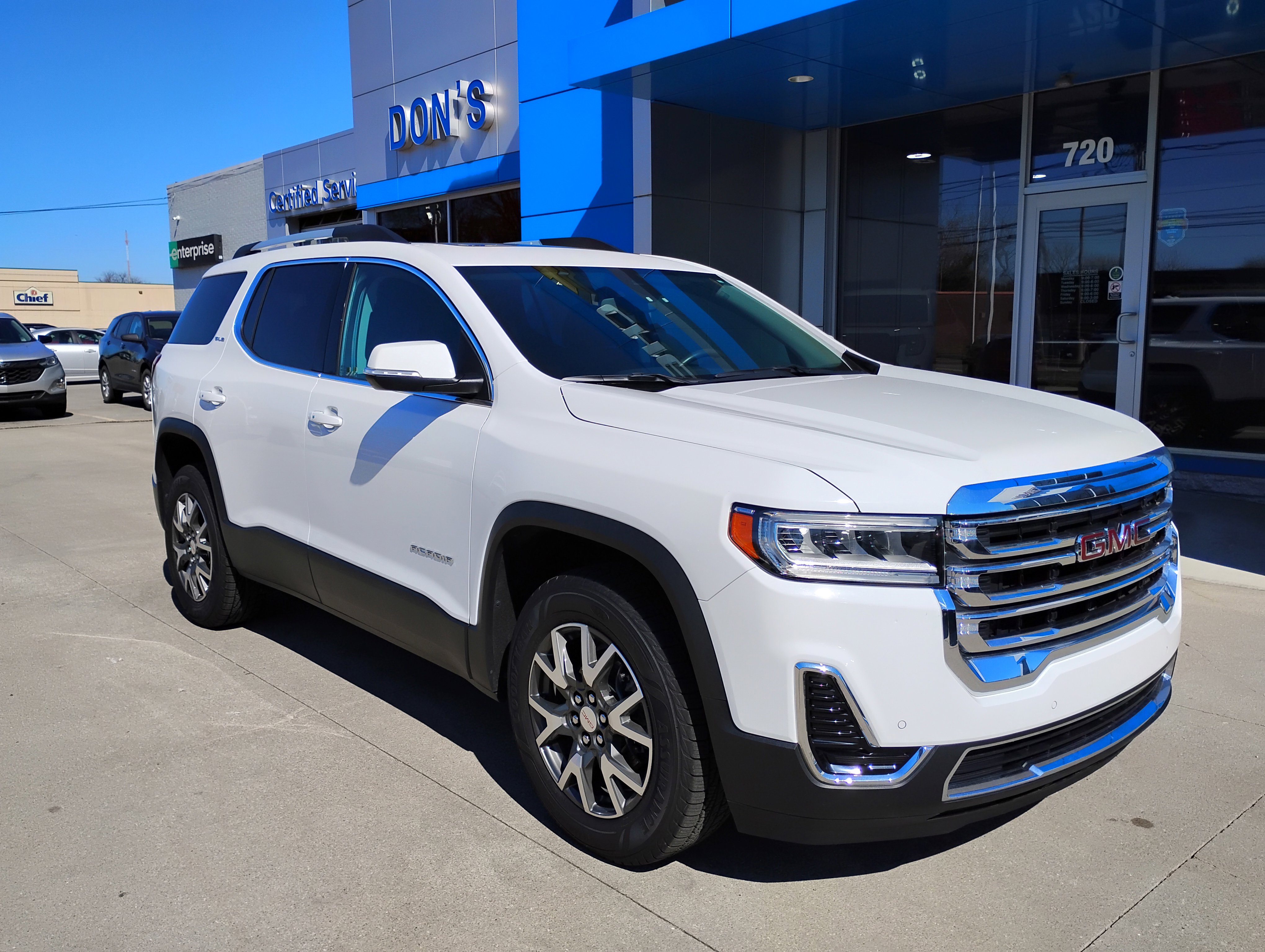 Used 2022 GMC Acadia SLE w/ Driver Convenience Package image 3