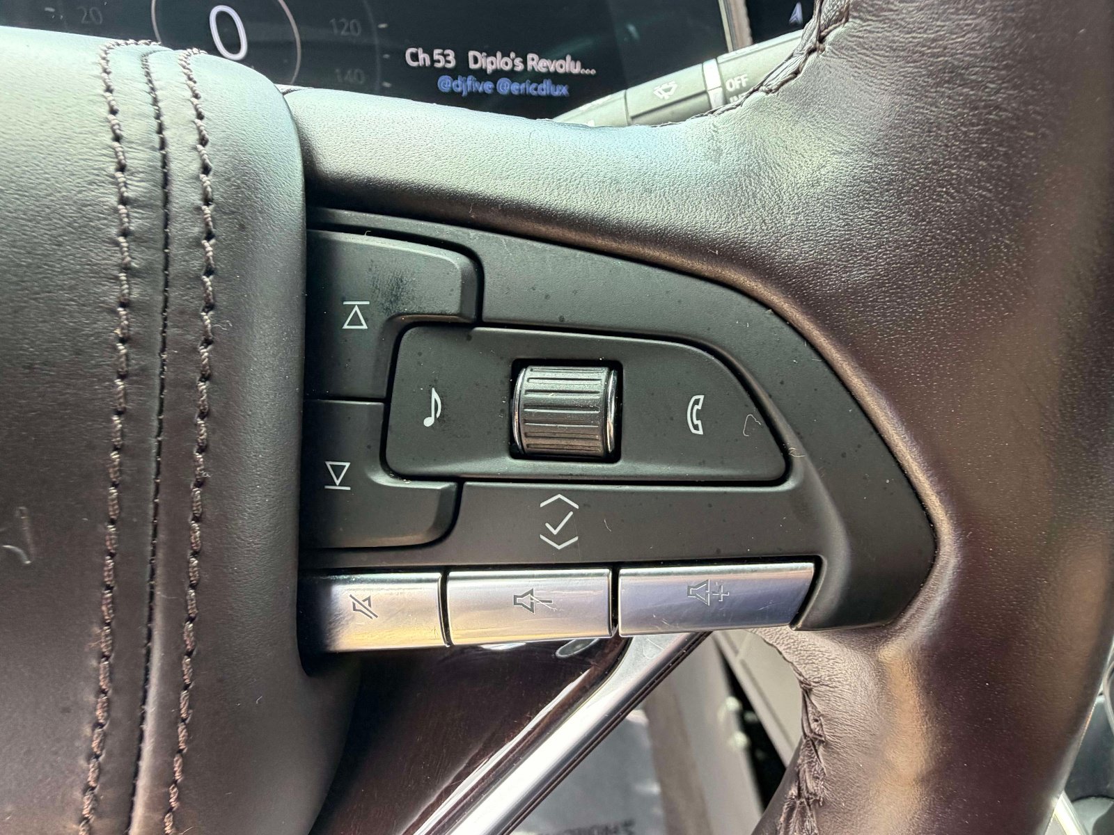 Certified 2022 Cadillac Escalade ESV Premium Luxury Platinum w/ LPO, Radiant Package AWD/4WD image 13