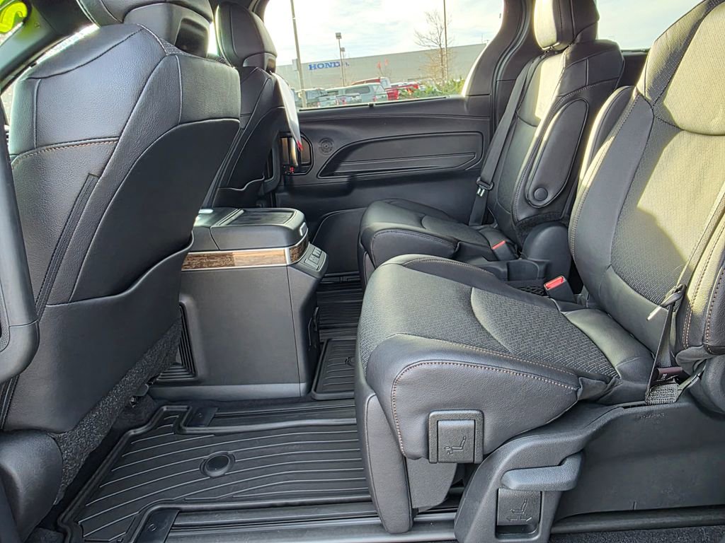 Used 2025 Toyota Sienna Platinum image 22