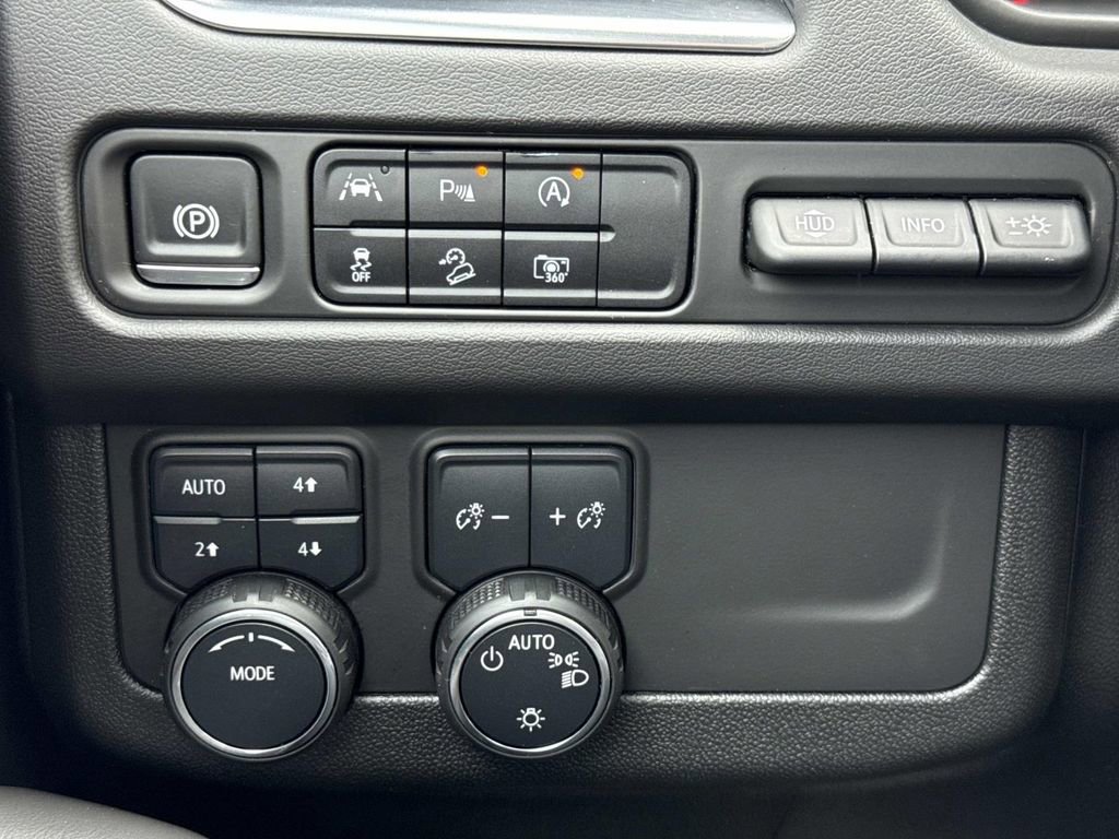 Used 2024 Chevrolet Suburban Premier image 12