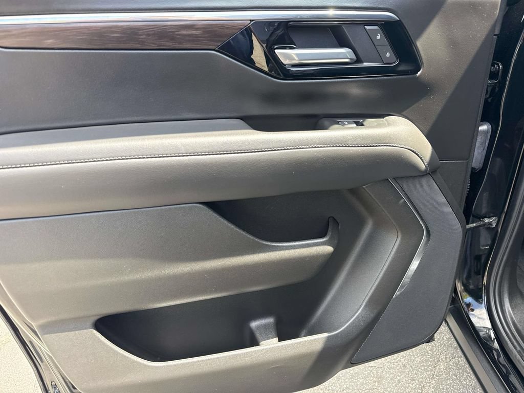 Used 2025 Chevrolet Suburban Z71 AWD/4WD image 9
