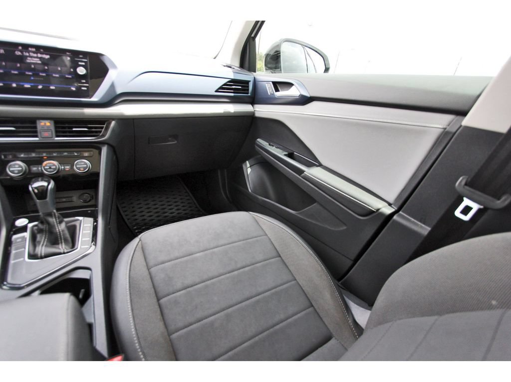 Used 2024 Volkswagen Taos SE w/ Panoramic Sunroof Package FWD image 11
