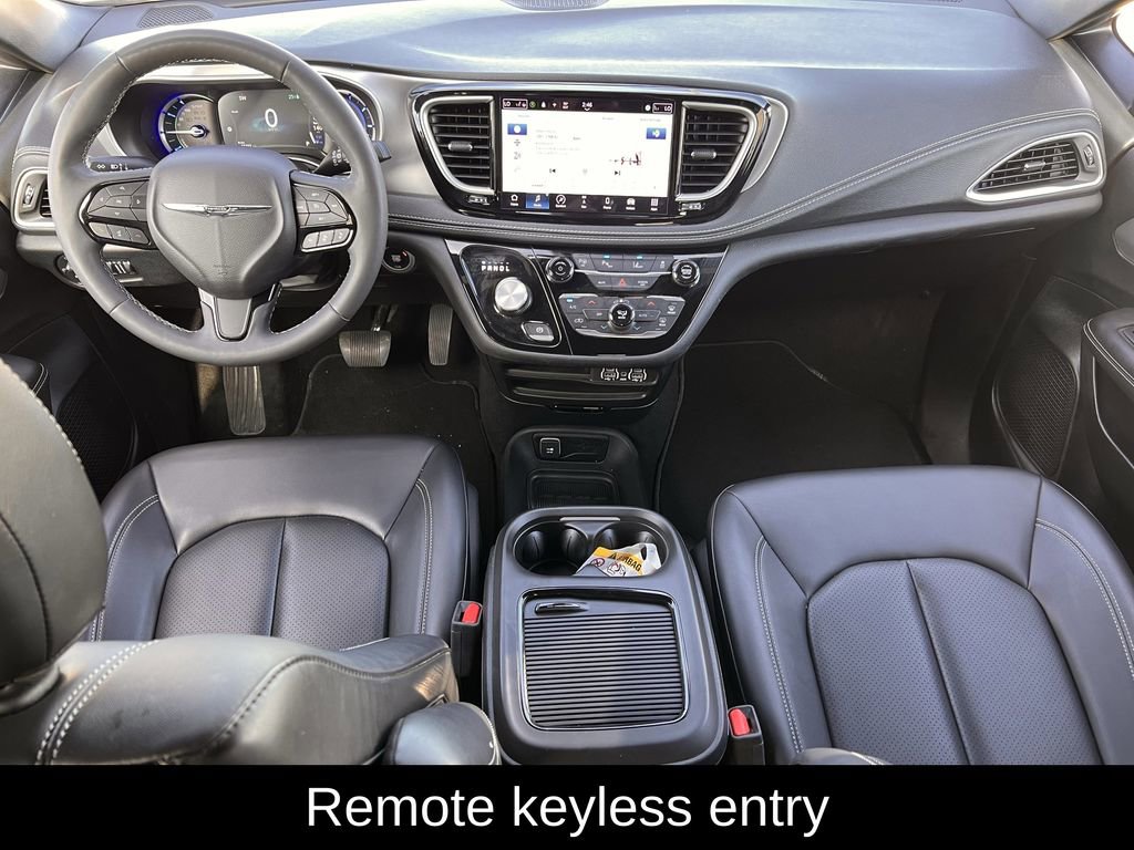 Used 2024 Chrysler Pacifica Select image 11