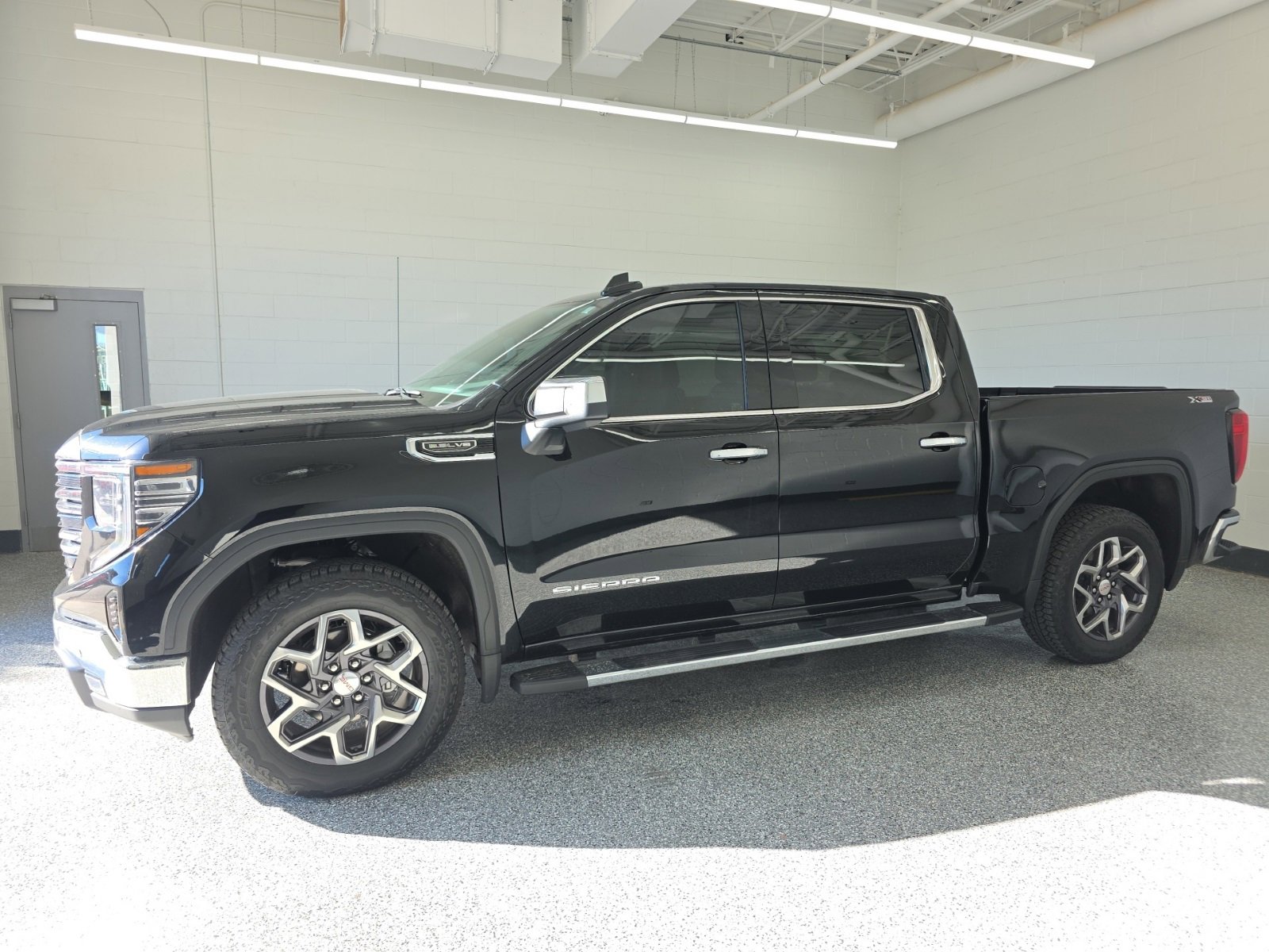 Used 2024 GMC Sierra 1500 SLT w/ SLT Premium Package image 2