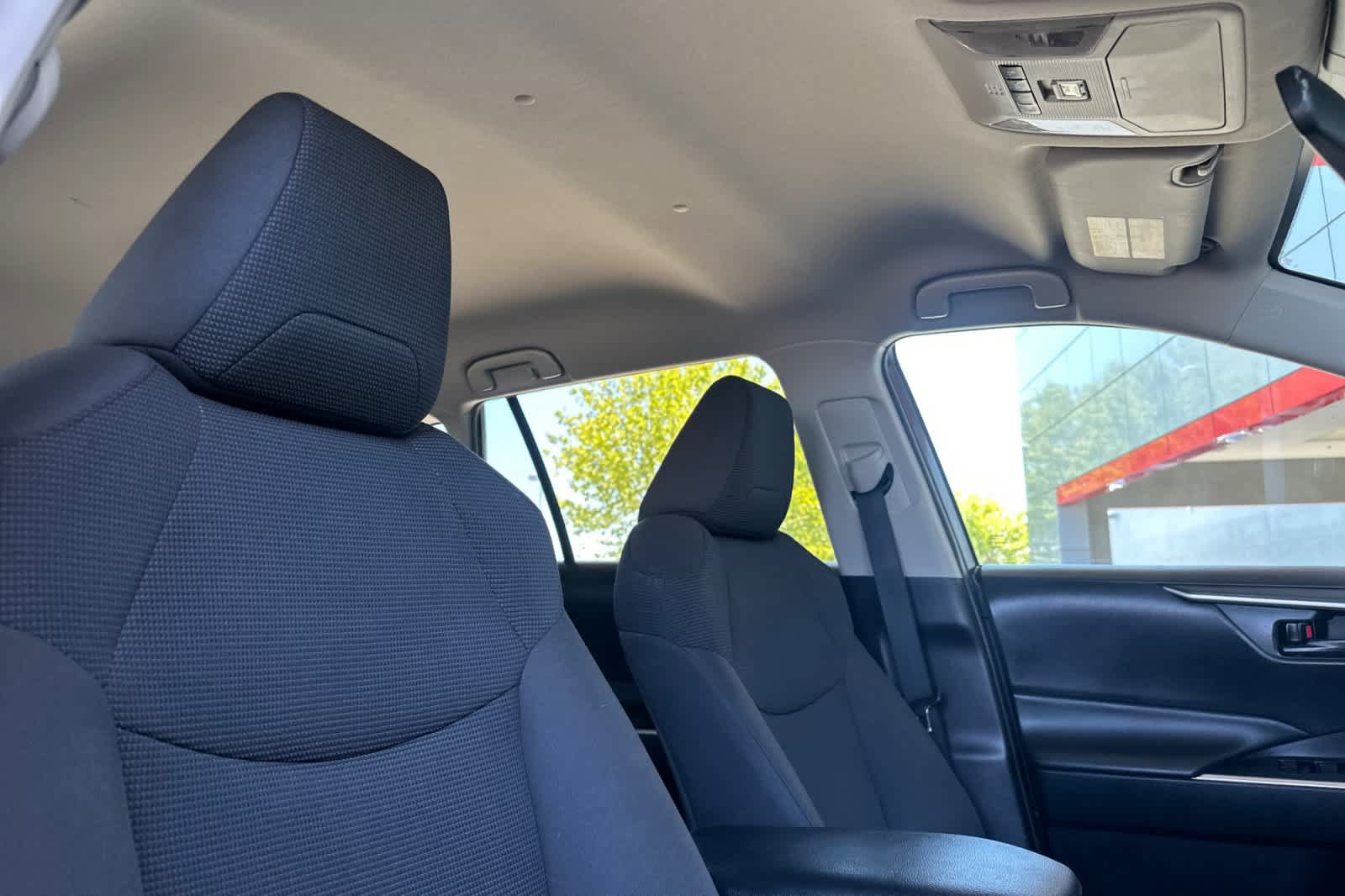 Used 2019 Toyota RAV4 LE AWD/4WD image 18