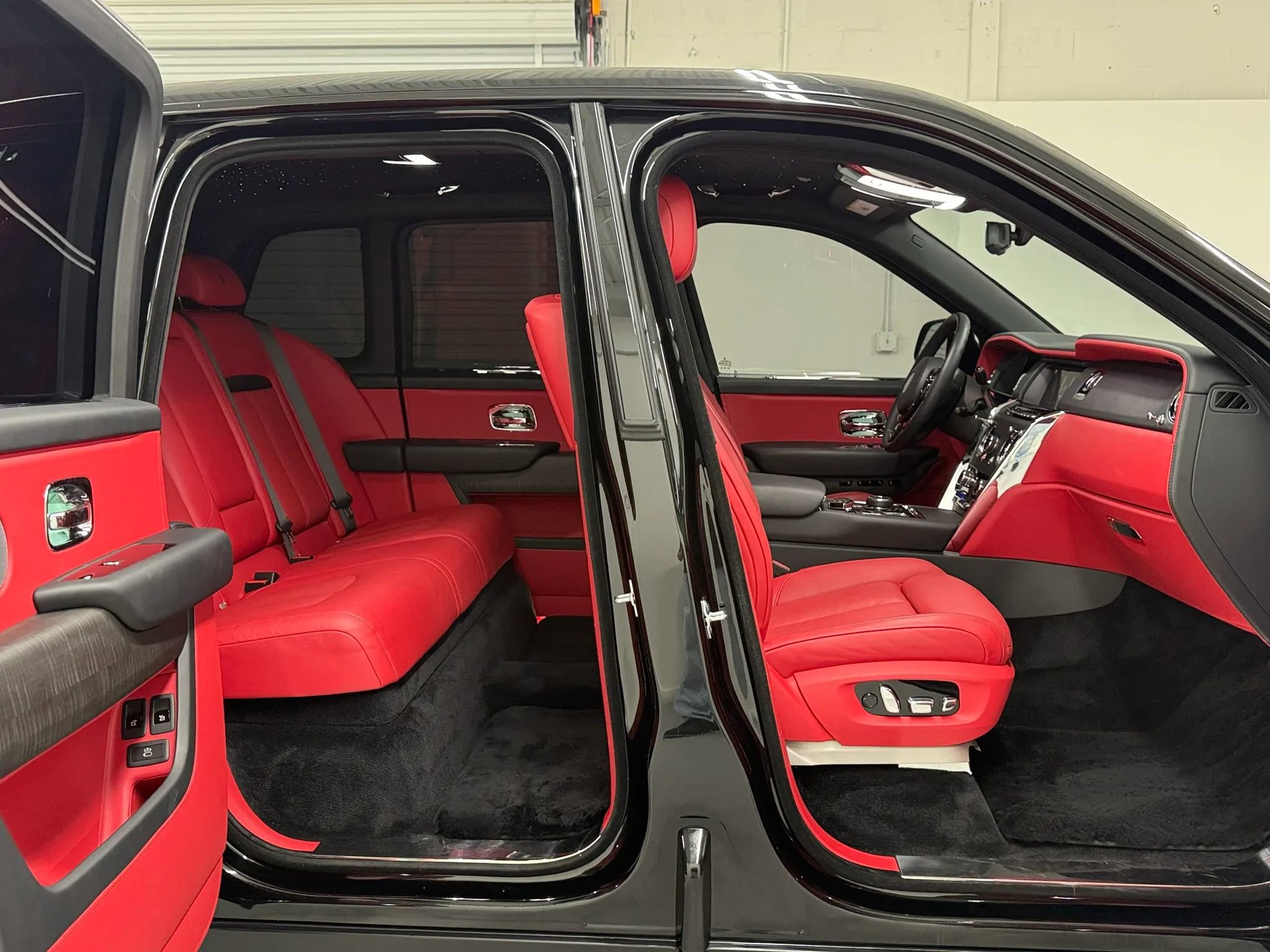 Used 2024 Rolls-Royce Cullinan image 37