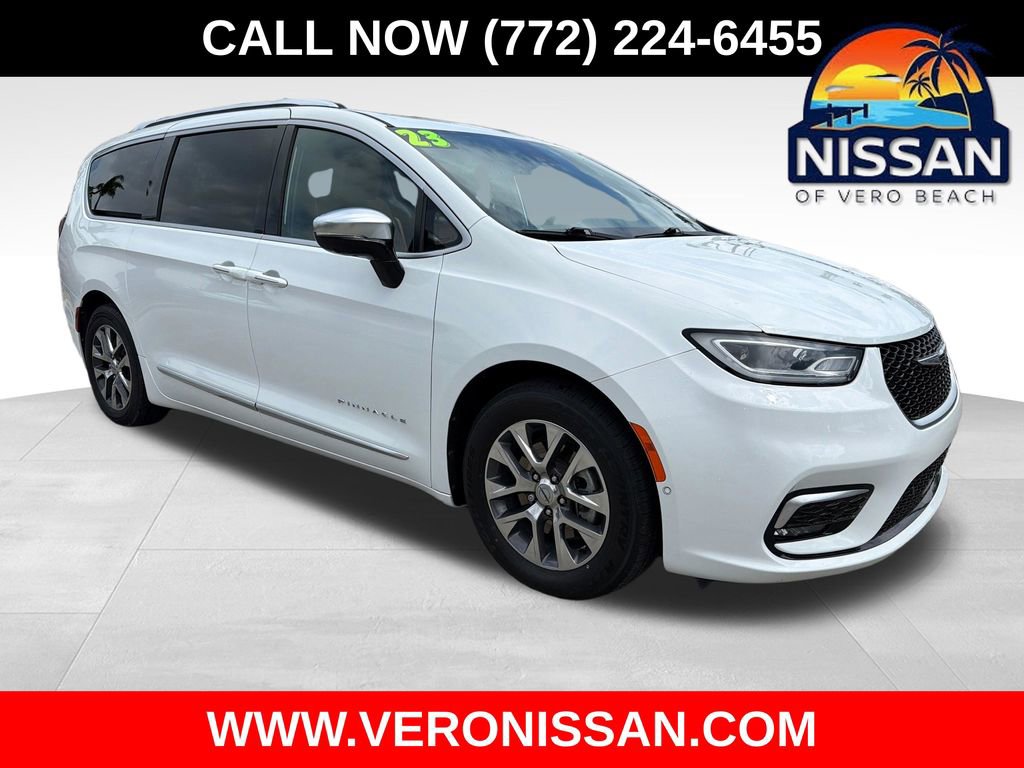 Used 2023 Chrysler Pacifica Pinnacle FWD image 1