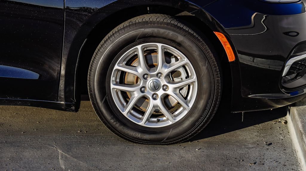 Certified 2024 Chrysler Pacifica Touring-L image 11