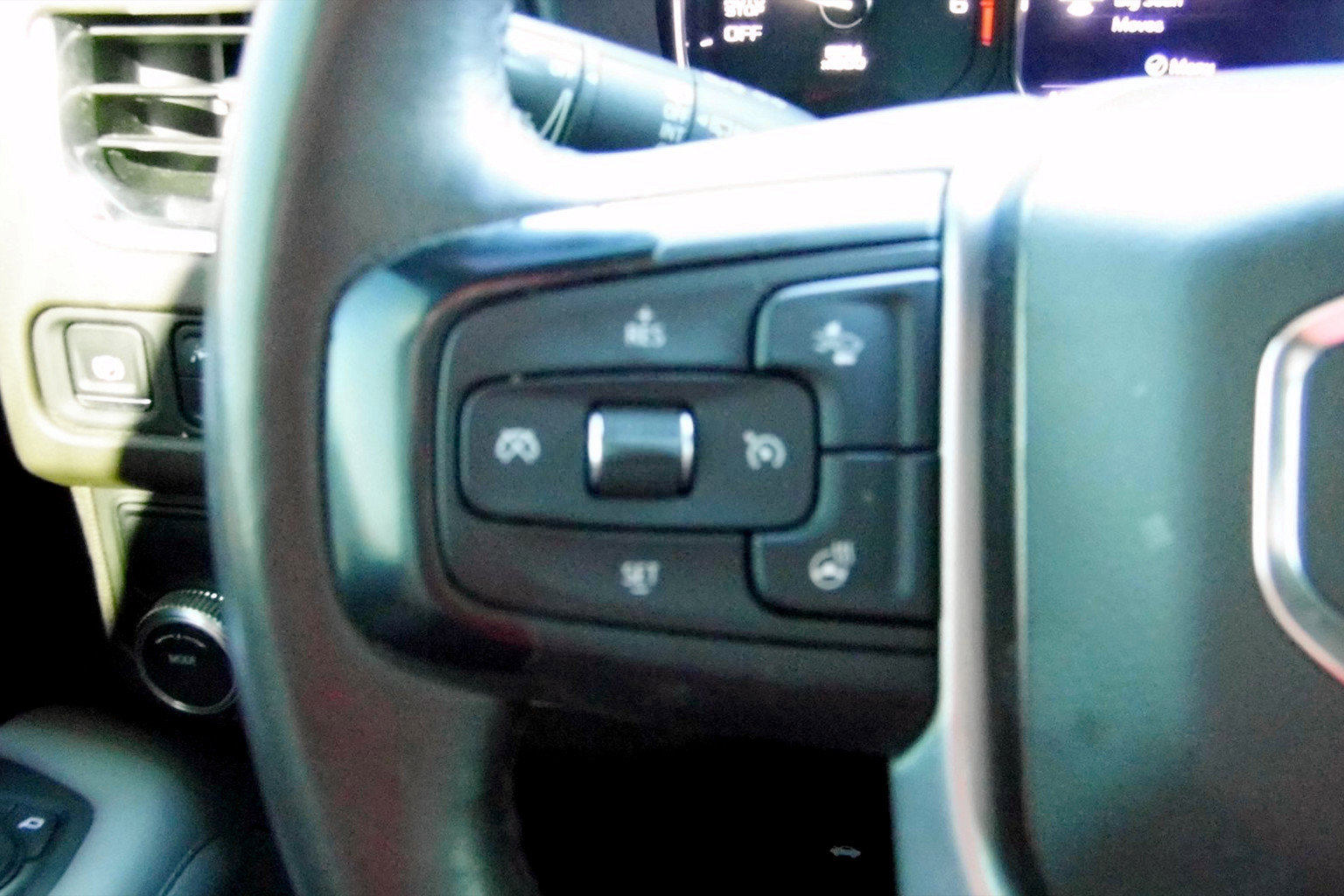 Used 2021 GMC Yukon SLT w/ SLT Premium Package image 16