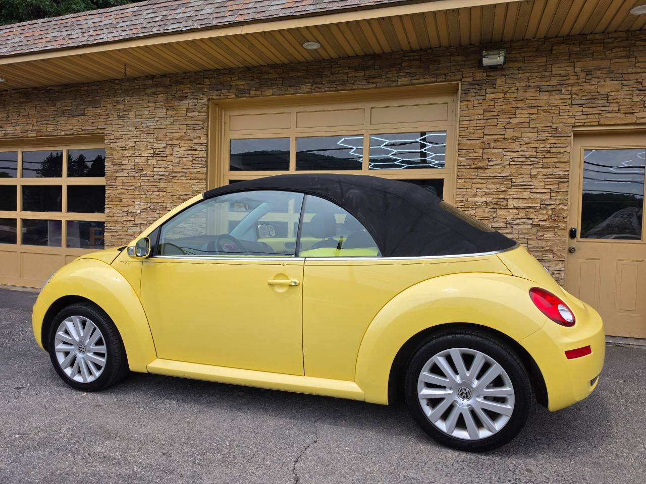 Used 2008 Volkswagen Beetle SE FWD image 66