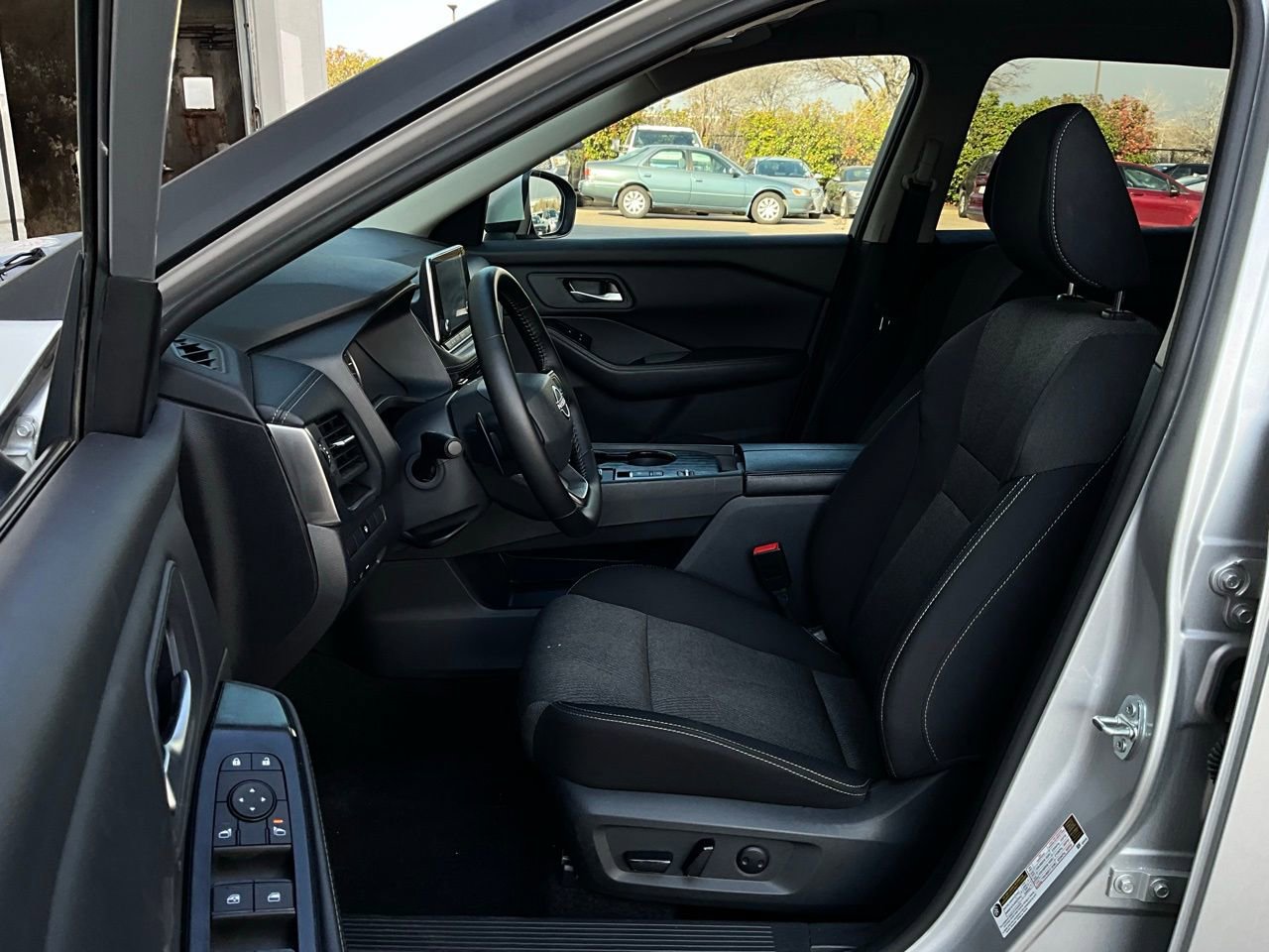 Used 2025 Nissan Rogue SV image 10