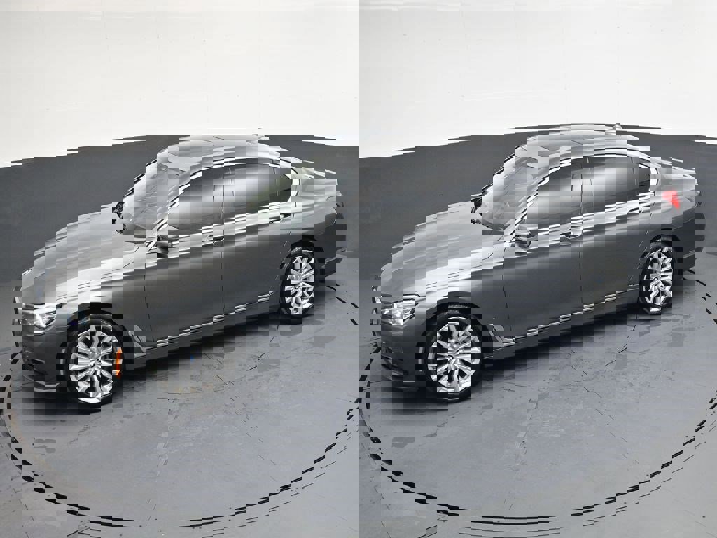 Used 2018 BMW 740i RWD image 23