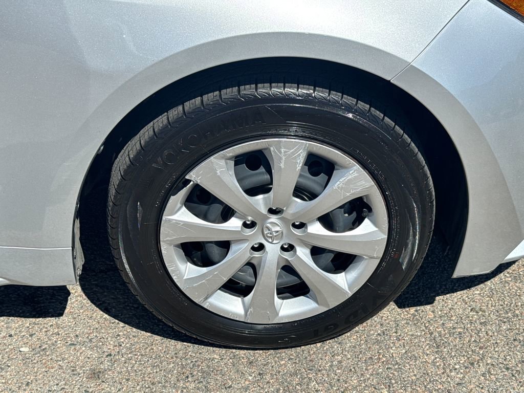Used 2025 Toyota Corolla LE AWD/4WD image 43