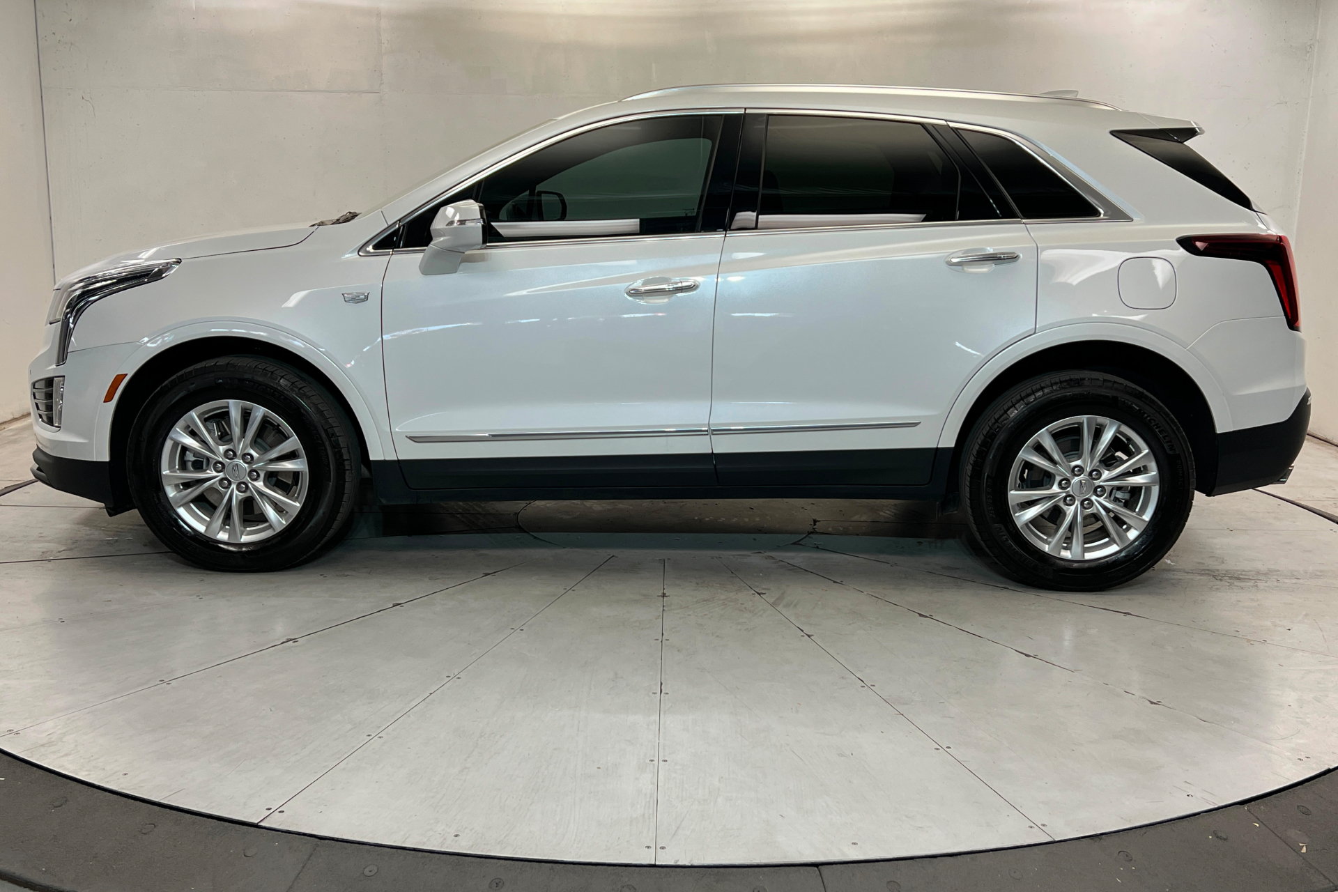 Used 2025 Cadillac XT5 Luxury w/ LPO, Floor Liner Package AWD/4WD image 2