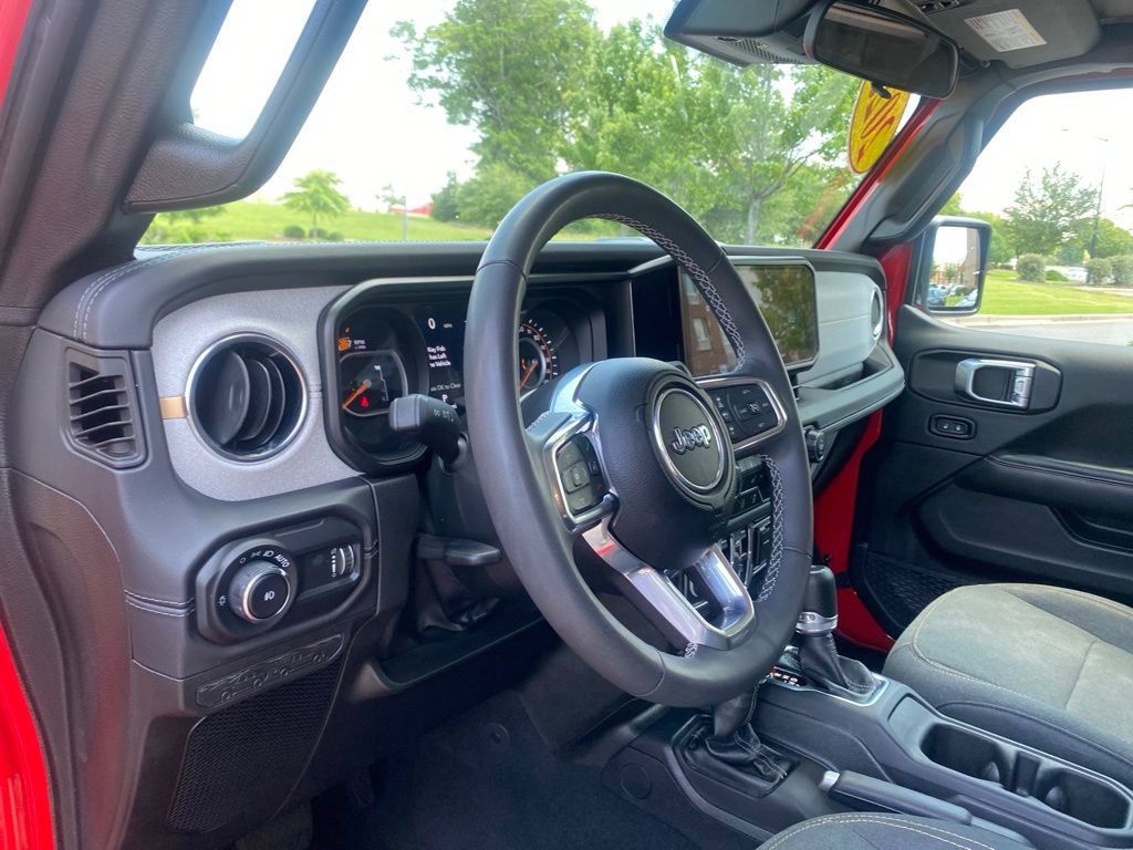 Used 2025 Jeep Wrangler Unlimited Sahara AWD/4WD image 16