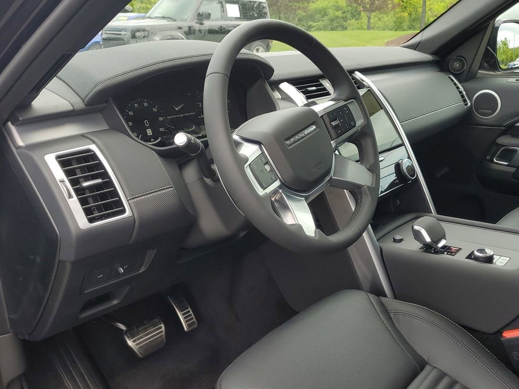 New 2025 Land Rover Discovery Dynamic SE image 7