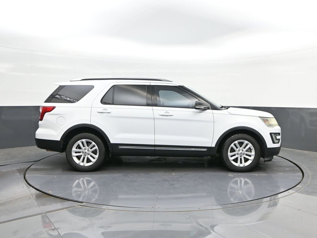 Used 2016 Ford Explorer XLT w/ Equipment Group 201A FWD image 24