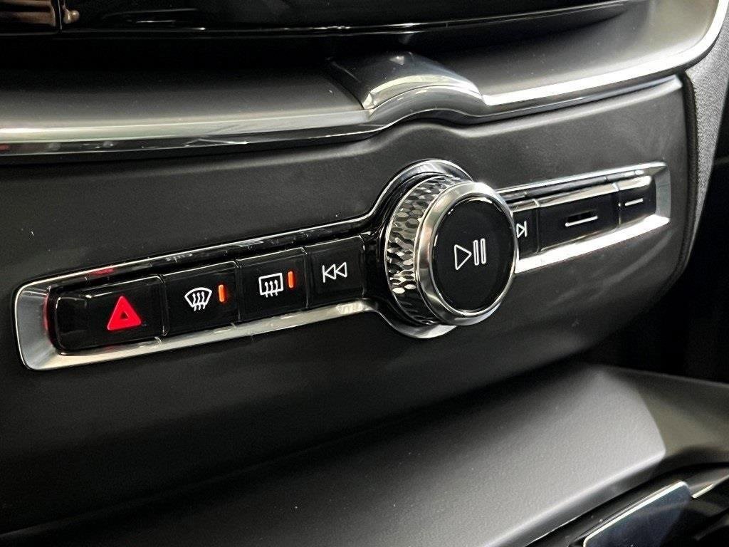 Used 2022 Volvo XC60 B5 Momentum image 32