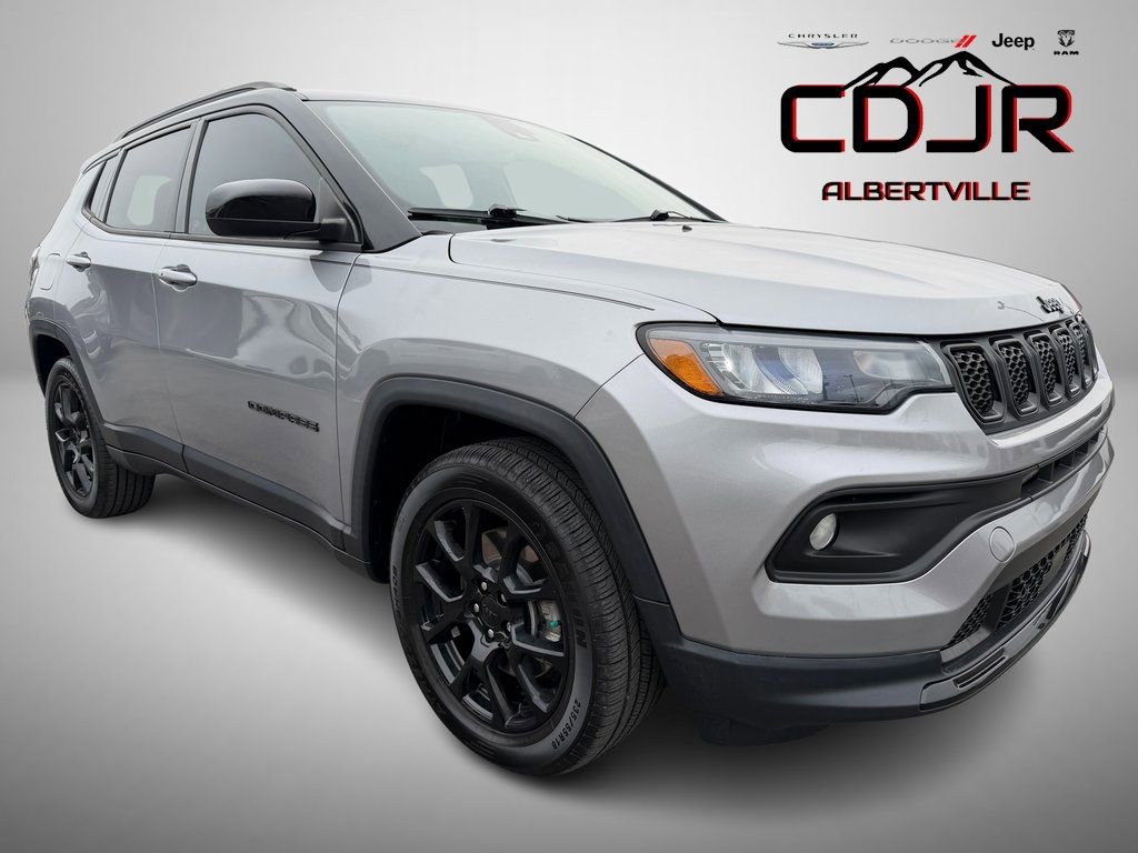 Used 2024 Jeep Compass Latitude w/ Convenience Group AWD/4WD image 1