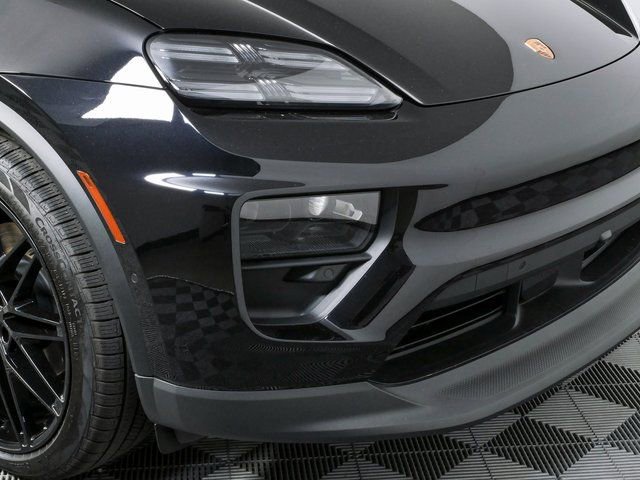 Certified 2025 Porsche Macan Electric RWD image 38