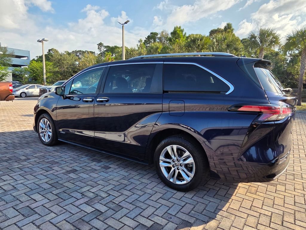 Used 2021 Toyota Sienna Limited image 9