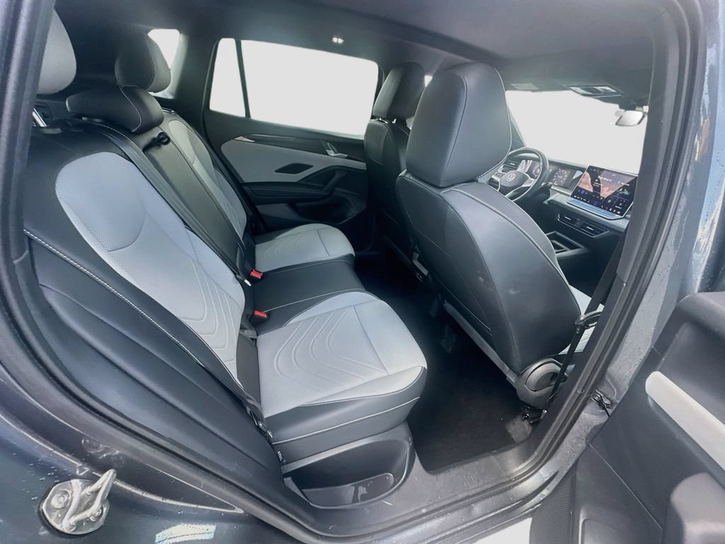 Used 2025 Volkswagen Tiguan SE R-Line FWD image 23