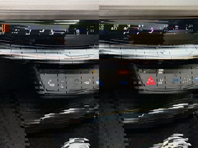 Used 2024 Cadillac XT4 Luxury w/ Cold Weather Package image 21