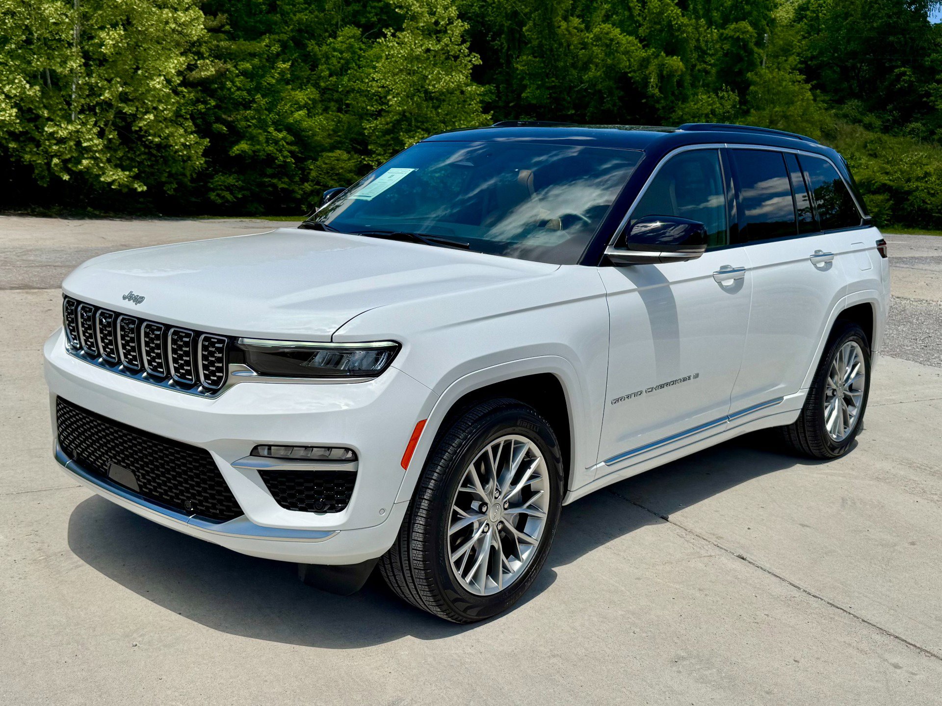 Used 2025 Jeep Grand Cherokee Summit AWD/4WD image 2