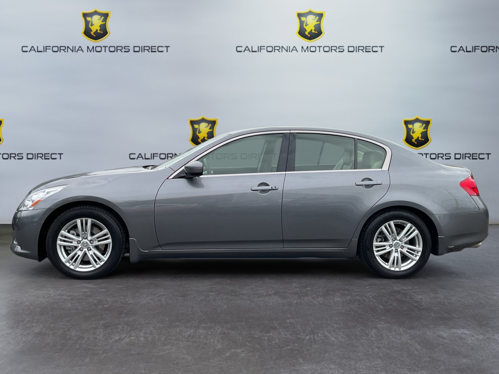 Used 2013 INFINITI G37 Journey RWD image 8