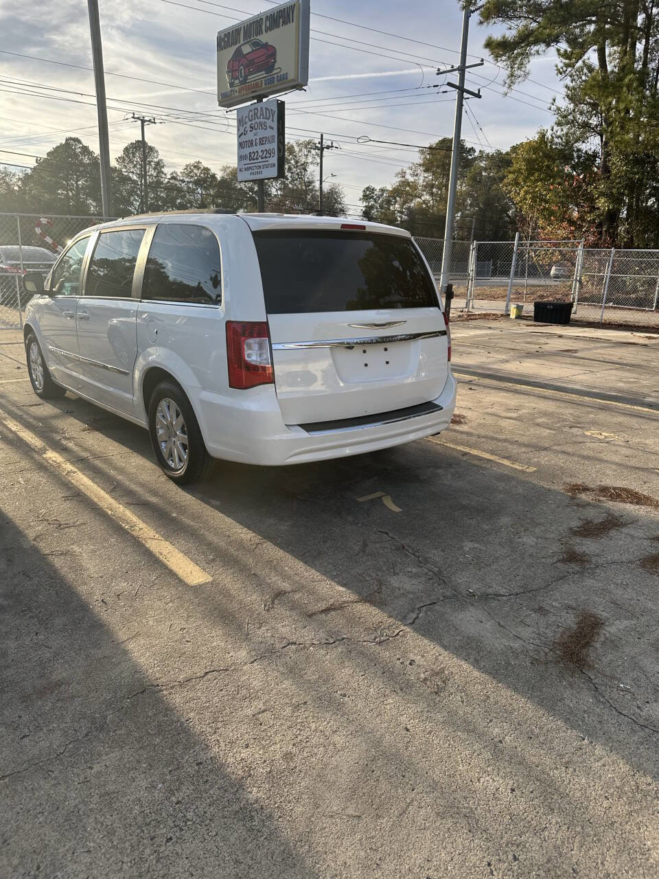 Used 2013 Chrysler Town & Country Touring image 4