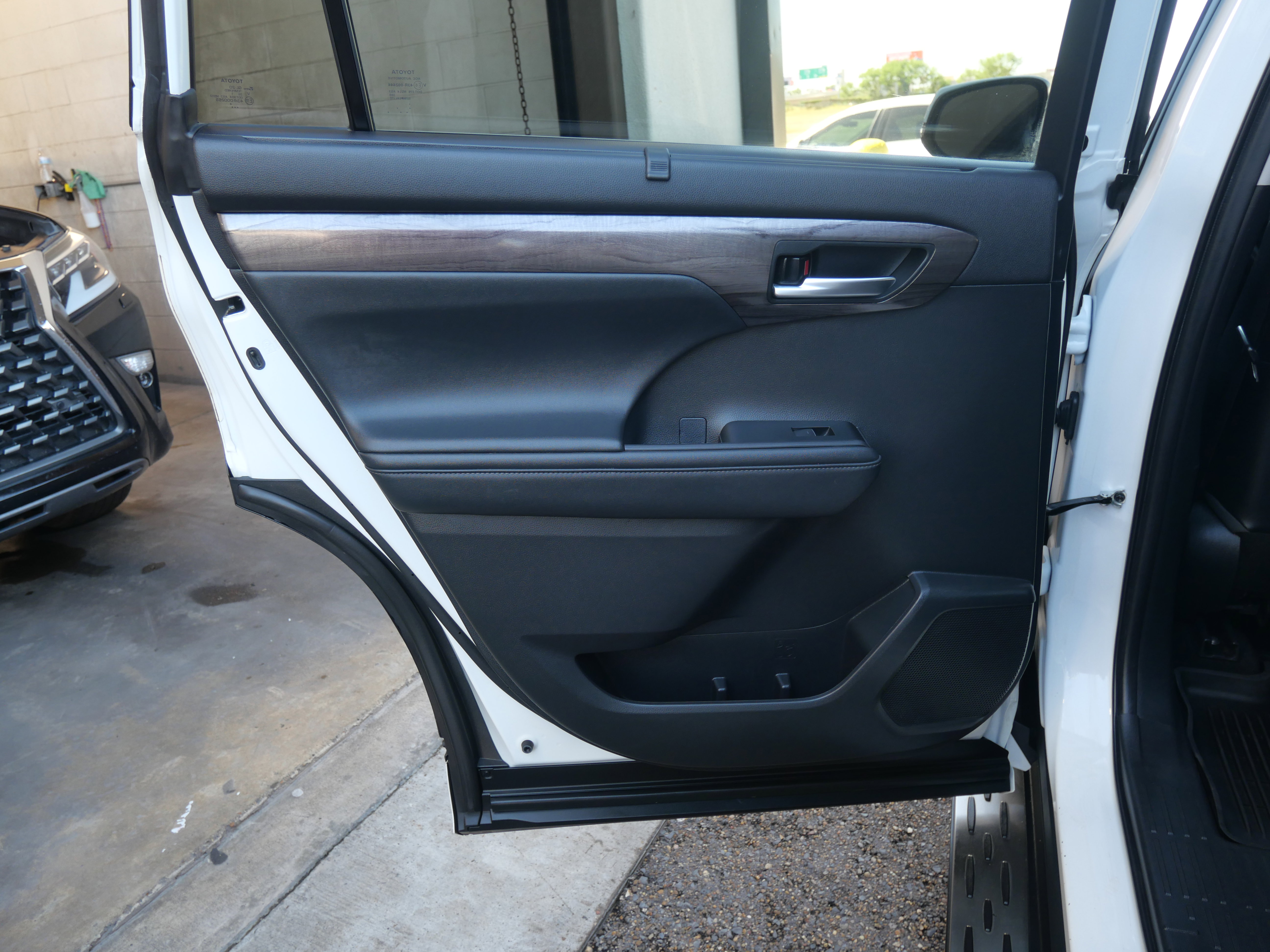 Used 2021 Toyota Highlander Limited image 9