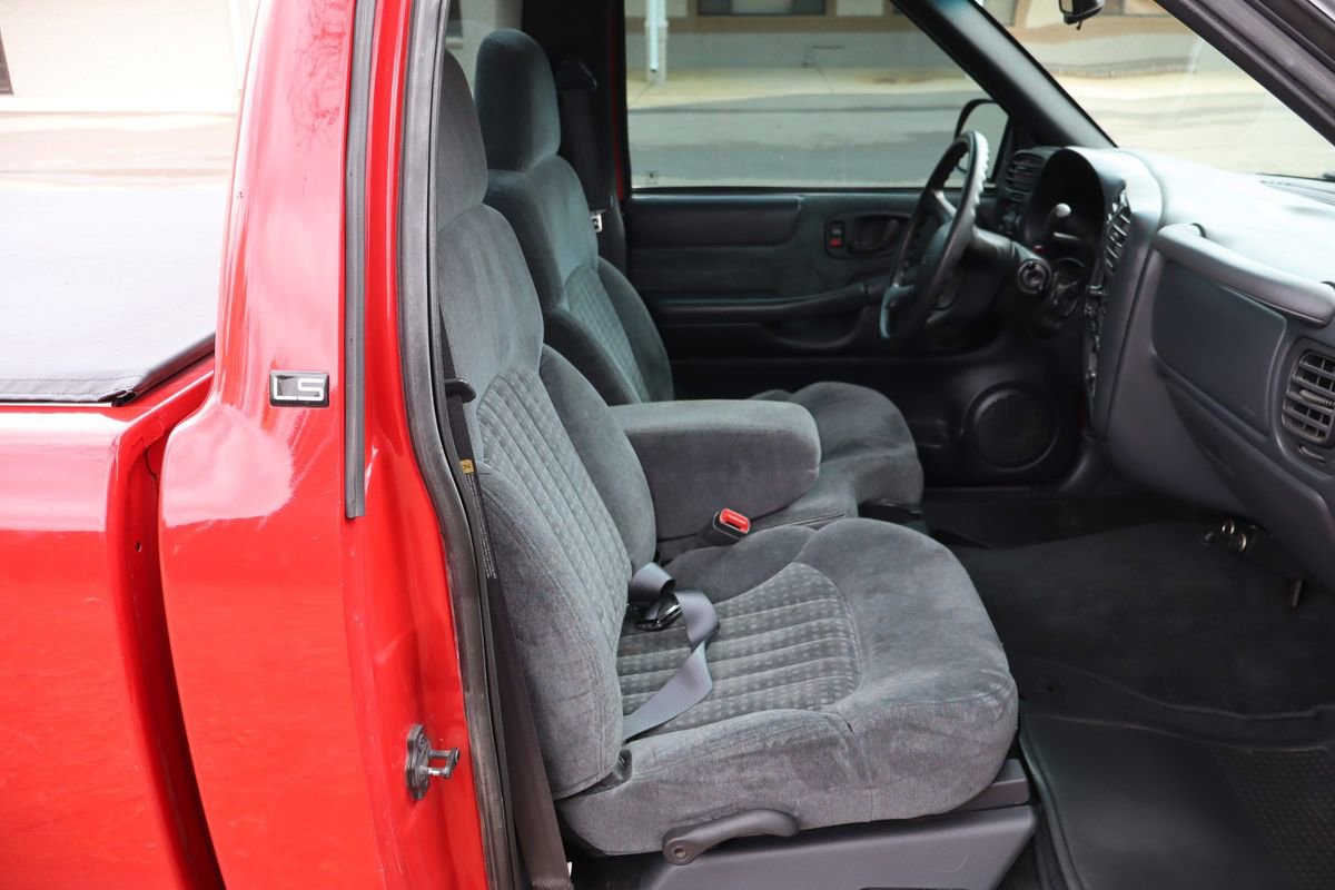 Used 2000 Chevrolet S10 Pickup LS w/ Preferred Equipment Group RWD image 18