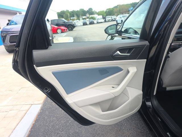 Used 2025 Volkswagen Jetta SE FWD image 23